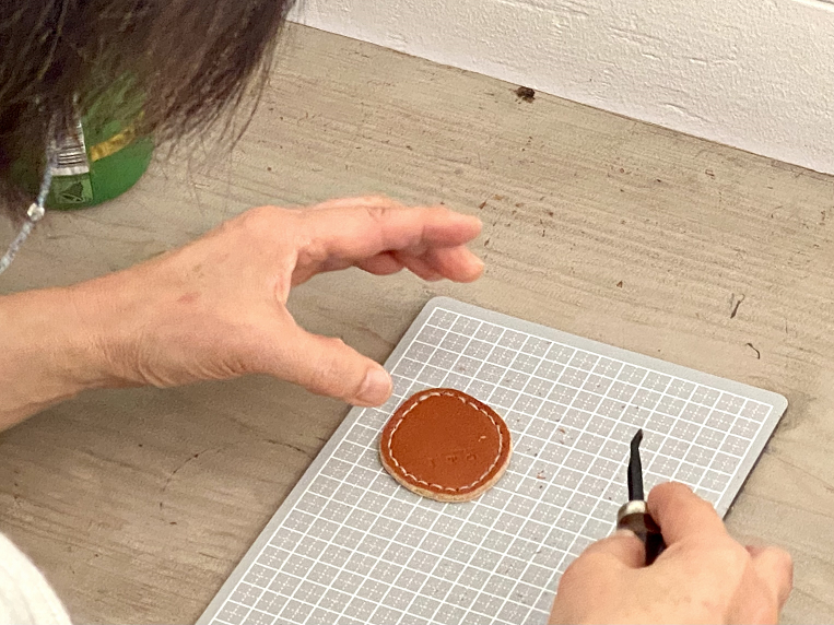 レザークラフトでオンリーワンのキーホルダー作り