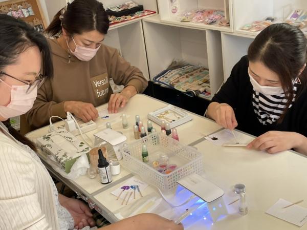 色作りを楽しもう！レジンで宝石風ペンダント作り