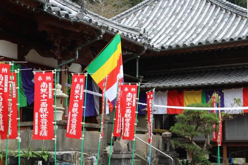 戸口（卒塔婆）まで張られた善の綱