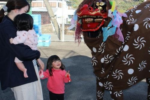 子どもが健やかに育ちますようと噛む獅子