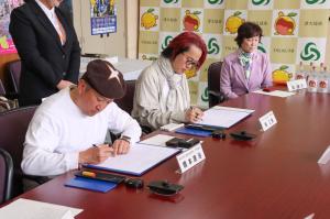 協定書に署名中