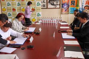 協定書に署名中２