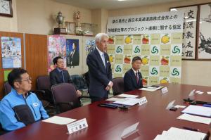 挨拶する加治 英希支社長