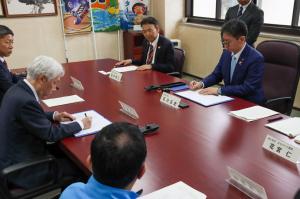 協定書に署名中