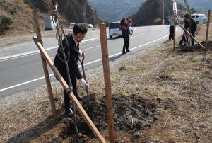 川野市長植樹
