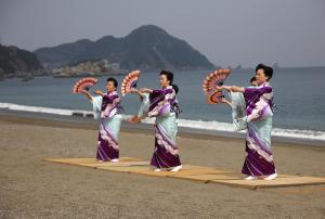 砂浜で扇子踊り