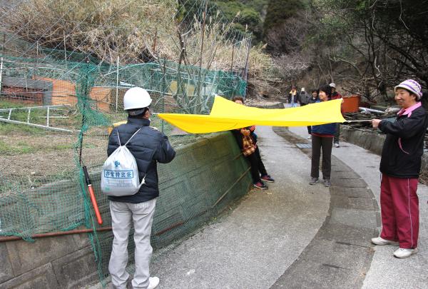 防災ヘリへ黄色い旗を掲示