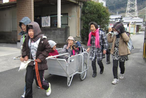 避難困難者をリヤカーに乗せ避難