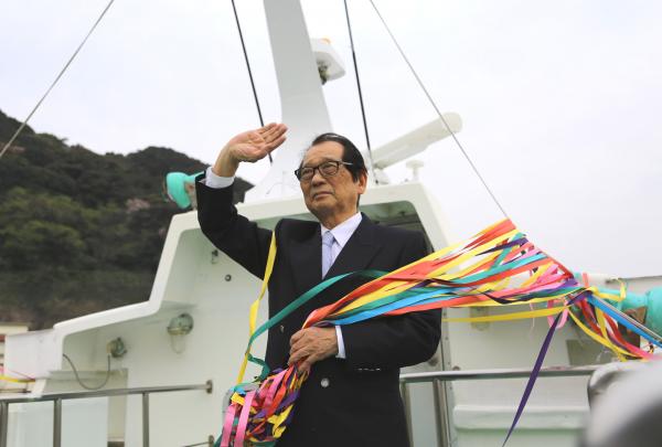 保戸島を離れる内倉洋三先生