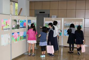 市民図書館に展示中