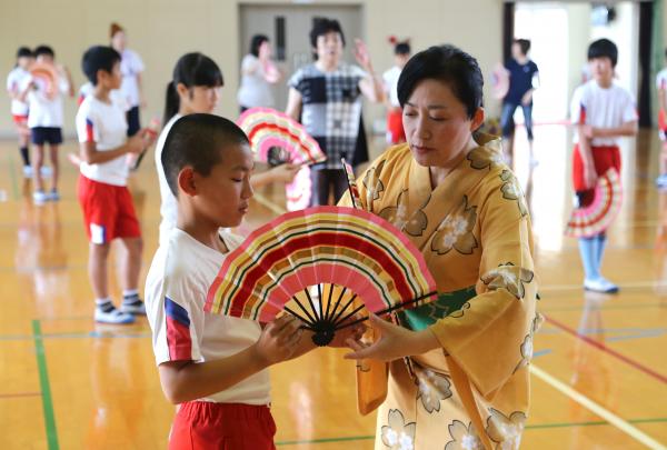 扇子踊り保存会の指導