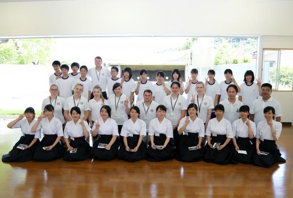 津久見高校弓道部と集合写真