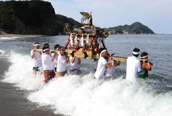 外海に突き進む担ぎ手たち