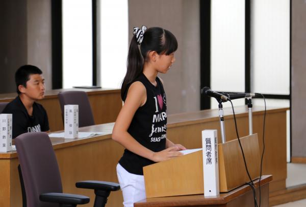 質問をする子ども議員