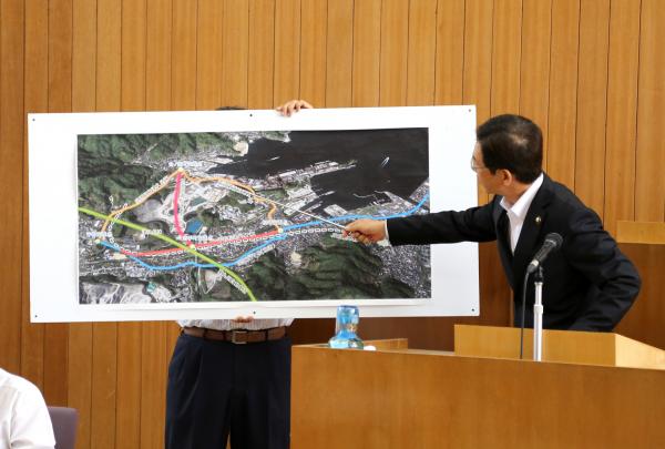 質問に応える市長