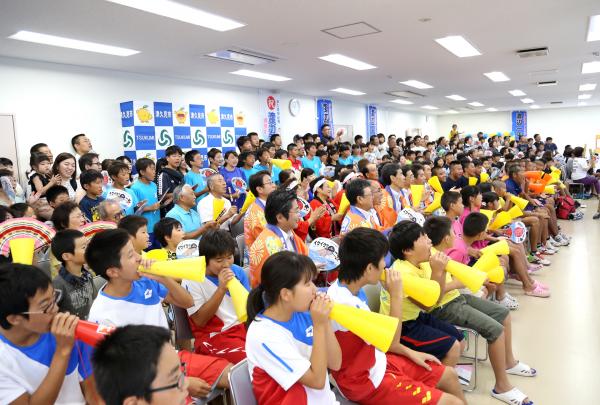 決勝はおよそ４００名で応援