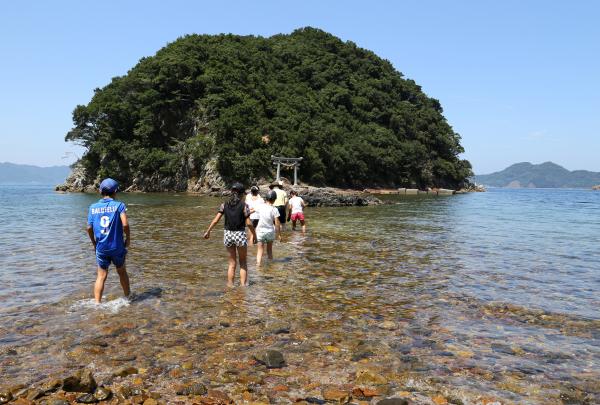 網代島に渡る子ども達