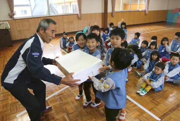 (株)兵殖　角田社長から園児へ