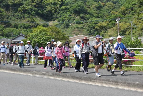 浦代公民館前を歩いています