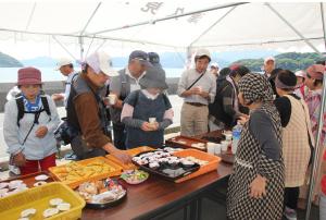 長目公民館でお菓子やジュースなどが振る舞われました