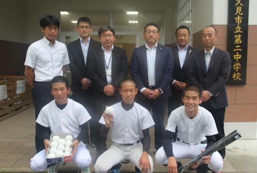 第二中学校野球部にも寄付されました