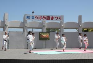 少林寺拳法を披露しています