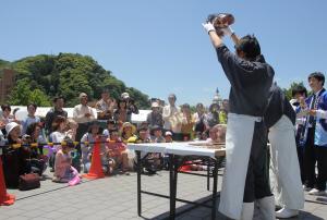 海洋科学高校の生徒がマグロの解体ショーを披露してくれました