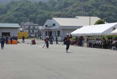 放水用のロープを素早く準備しています