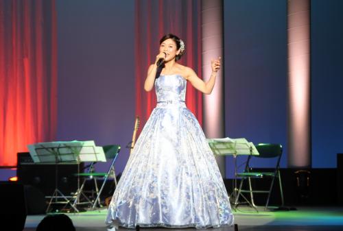 川野夏美さんが歌を披露しています