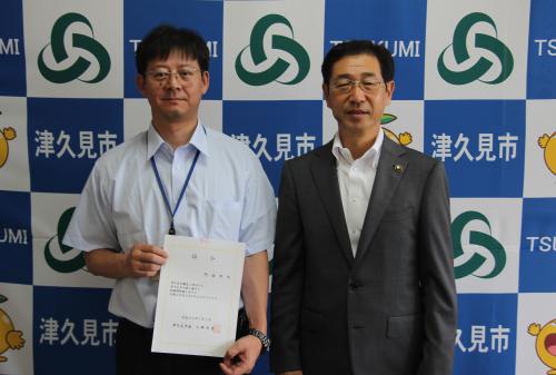 臼杵市税務課の方に辞令が交付されました