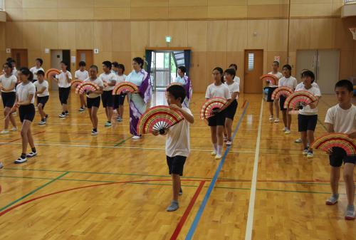 ふるさと教育の一環として扇子踊りを教わっています