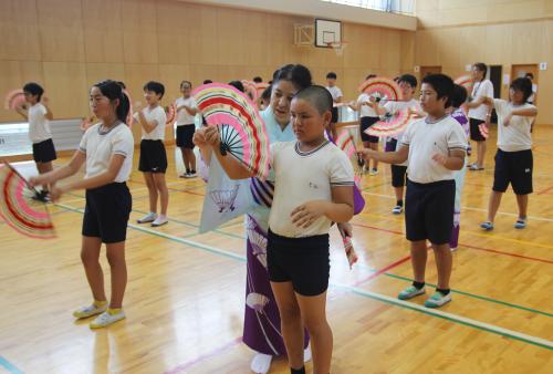 扇子踊り保存会のみなさんに教えてもらっています