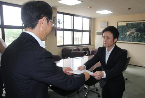 川野市長から辞令が交付されました
