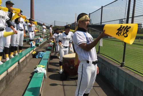 スタンドの応援も盛り上がっています