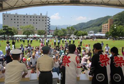 餅まきの様子です
