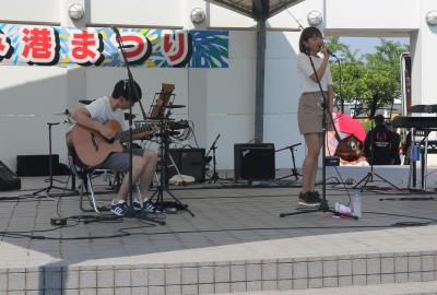 歌のパフォーマンスの様子です