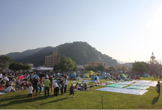 花火を見るためにつくみん公園に多くの観光客が集まりました