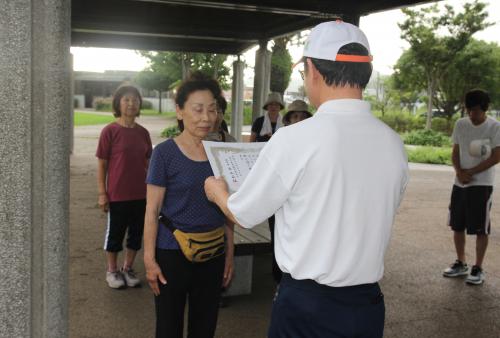 教育長から村上先生に感謝状が手渡されました