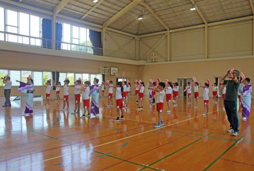 千怒小学校６年生の児童が扇子踊りを習いました