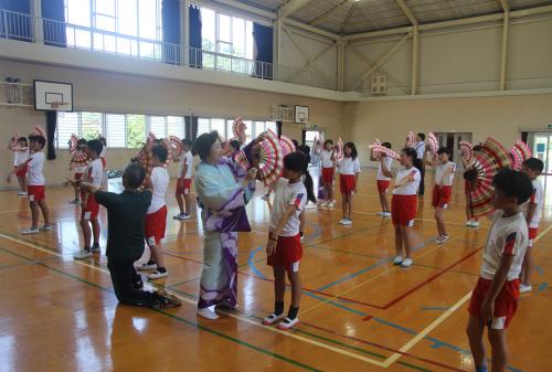 扇子踊り保存会のメンバー５名から指導していただきました