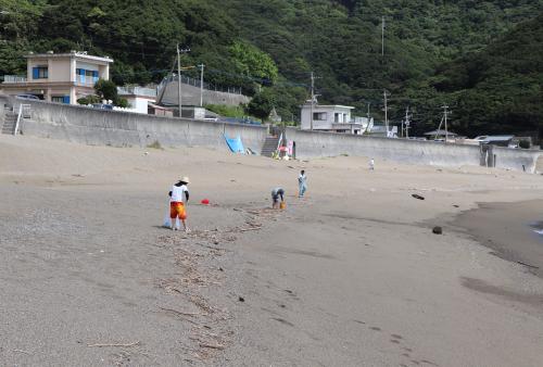 四浦の高浜海岸のゴミ拾いを行いました
