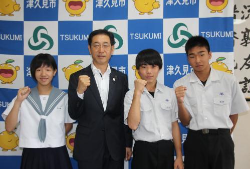 九州大会に出場する市内の中学生3選手が県大会の報告と大会への抱負を述べました