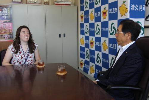 ９月から主に市内の小学校へ行き、英語の指導を行います