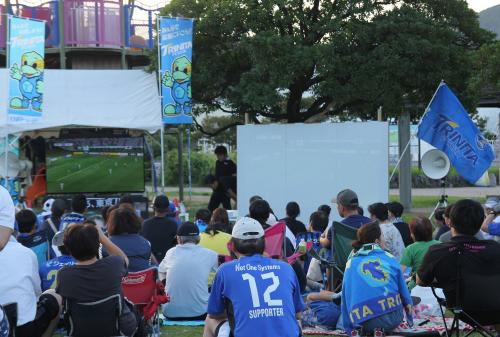 つくみん公園でパブリックビューイングを行いました