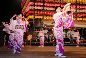 扇子踊り娘による扇子踊りです