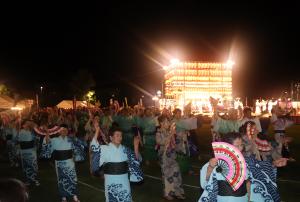 踊り子もたくさん参加しました