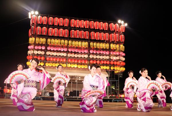 扇子踊り娘による扇子踊りです