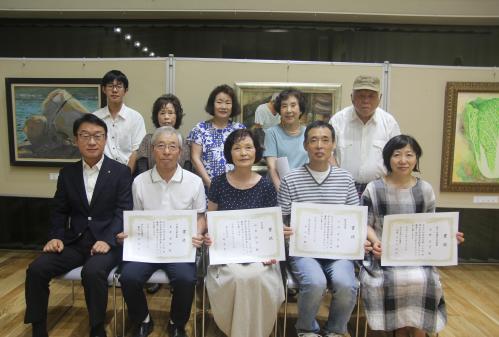 絵画美術展の表彰式の集合写真です
