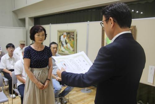 絵画美術展の表彰式の写真です