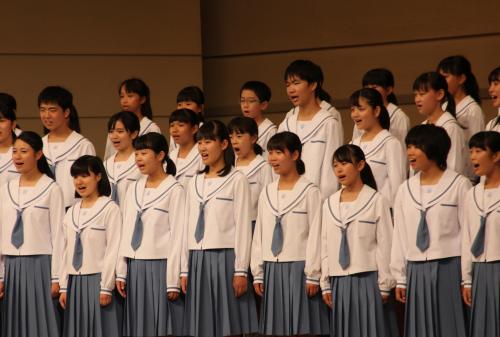 樫の実による合唱です